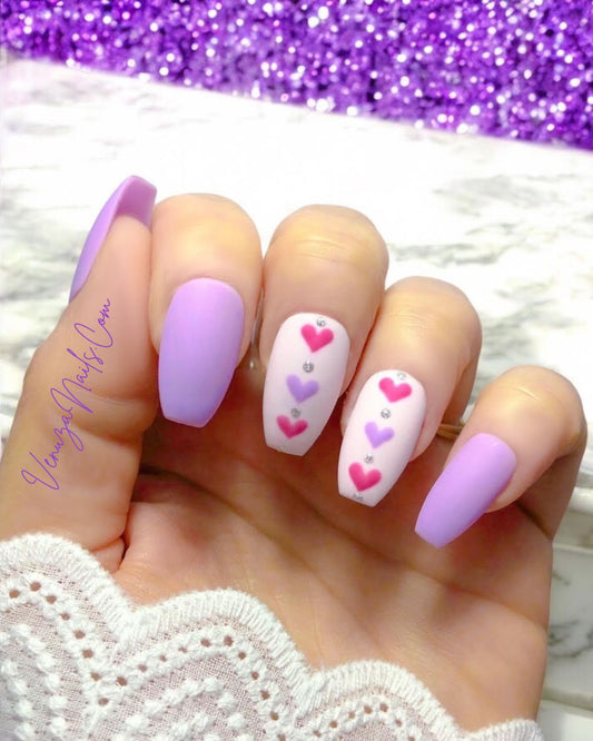 Velvet Love – Faux Ongles Lilas et Nude à Cœurs