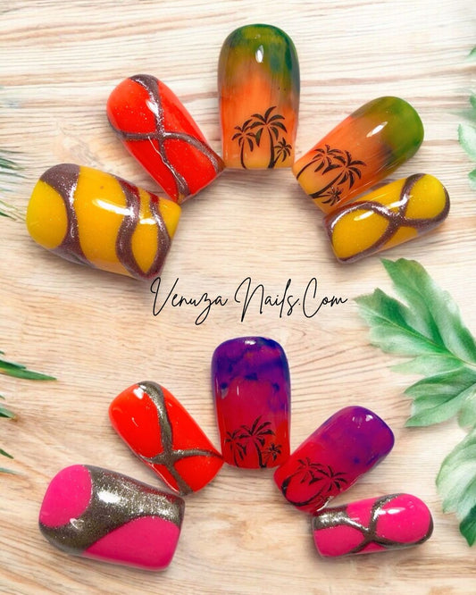 Press-on nails Caribbean Vibes aux dégradés tropicaux rose, violet et orange avec motifs palmiers noirs et détails métallisées argentées, fond coucher de soleil violet et palmiers.