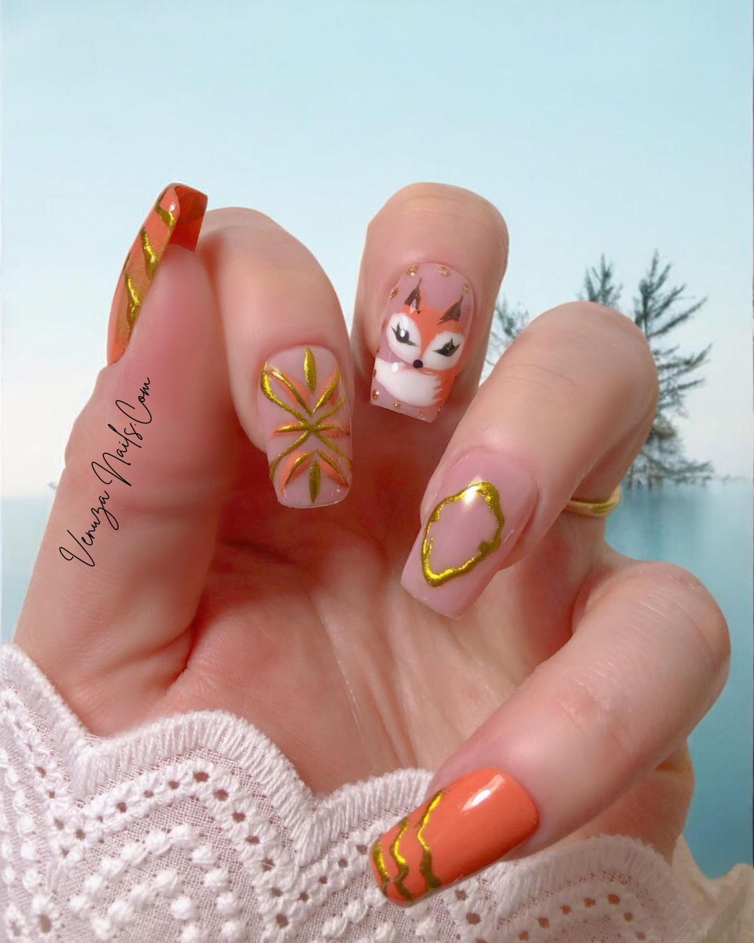 set de press on nails pour l'automne, nail-art renard, touche dorée au chrome, feuillage sur fond orangé, pour un look tres mignon et classy pour la saison