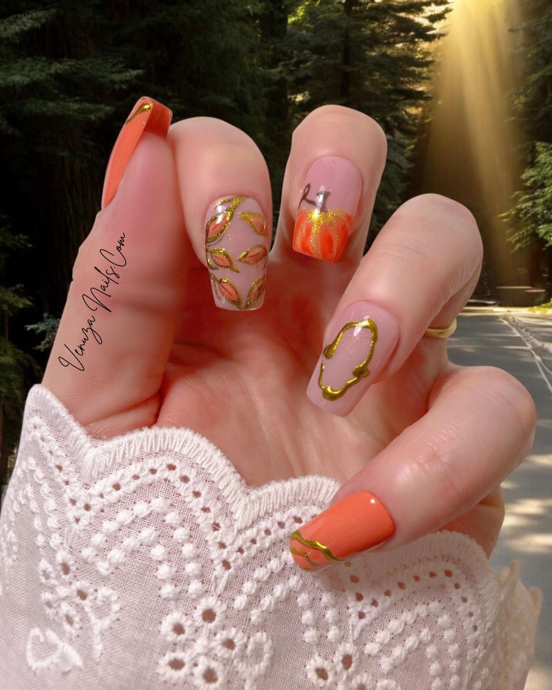 set de press on nails pour l'automne, nail-art renard, touche dorée au chrome, feuillage et citrouille, sur fond orangé, pour un look tres mignon et classy pour la saison