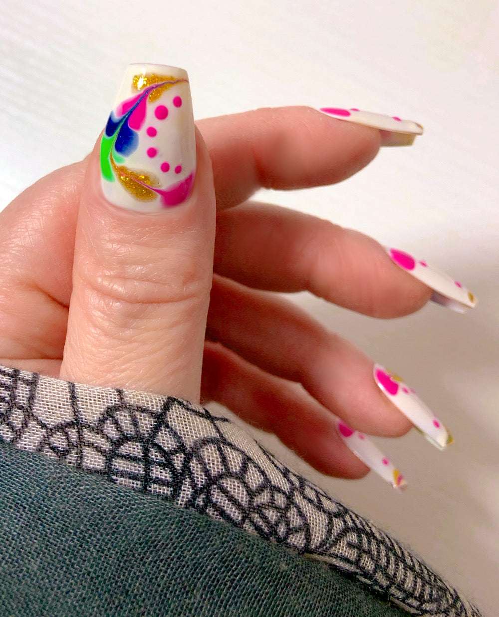 faux-ongles-blanc-rose-gold-vert-bleu-2
