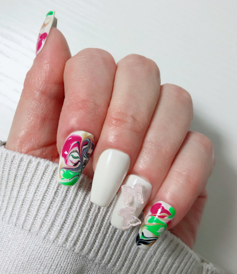 faux-ongles-blancs-marbre-rose-vert-noir-or-papillons-3D-3