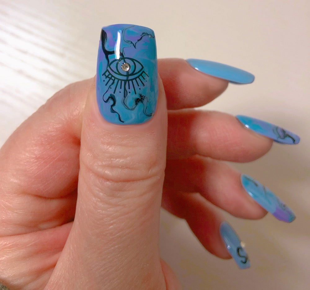 faux-ongles-bleus-violet-marbre-strass-2