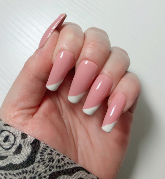 faux-ongles-french-manucure-asymetrique-2