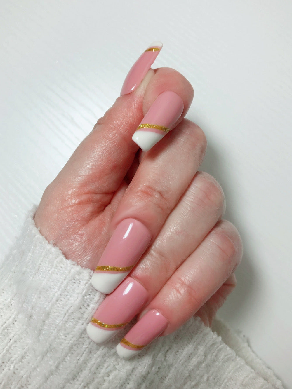 faux-ongles-french-manucure-asymetrique-ligne-or-1