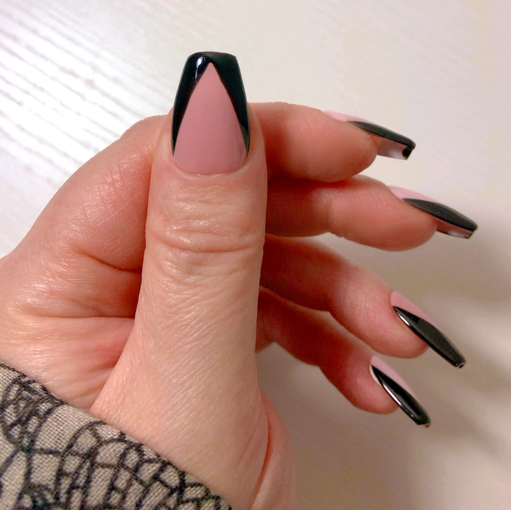 faux-ongles-french-manucure-noire-pointue-2
