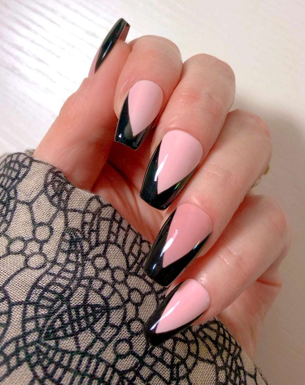 faux-ongles-french-manucure-noire-pointue-3