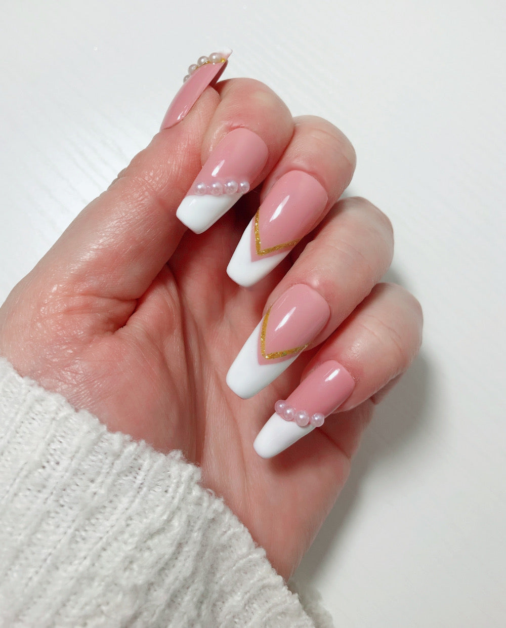 faux-ongles-french-manucure-pointue-or-perles-1