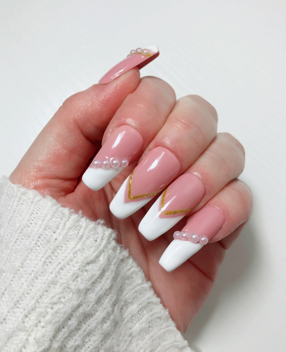 faux-ongles-french-manucure-pointue-or-perles-3