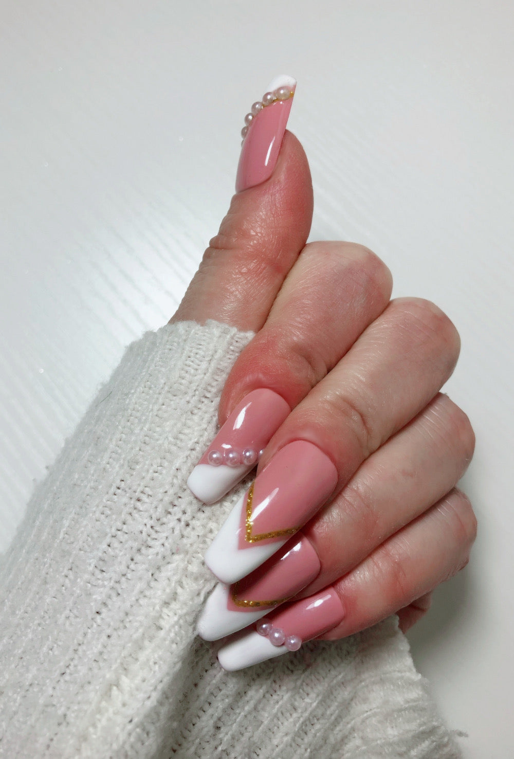 faux-ongles-french-manucure-pointue-or-perles-4