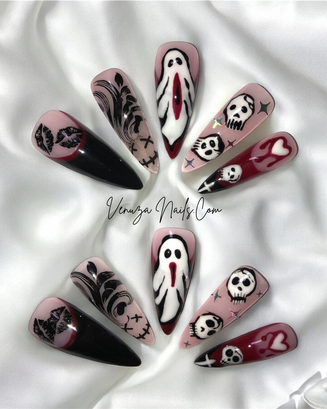 set de press on nails pour halloween, design de fantomes hurlants, de cranes sur fond nude avec étoiles holographiques, french rouges et noires avec coeurs sanglants, et bouches sexy et noires sur une french noire.
