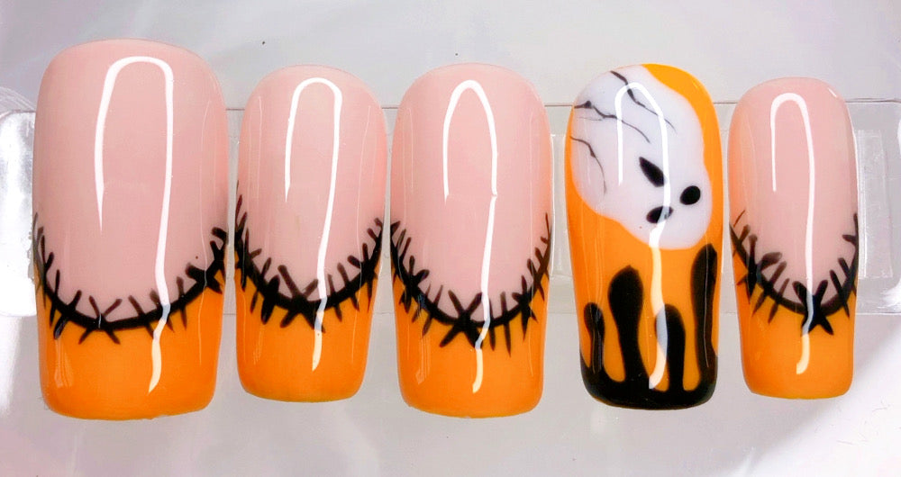 Faux ongles Halloween Boo! orange et nude avec motif fantôme