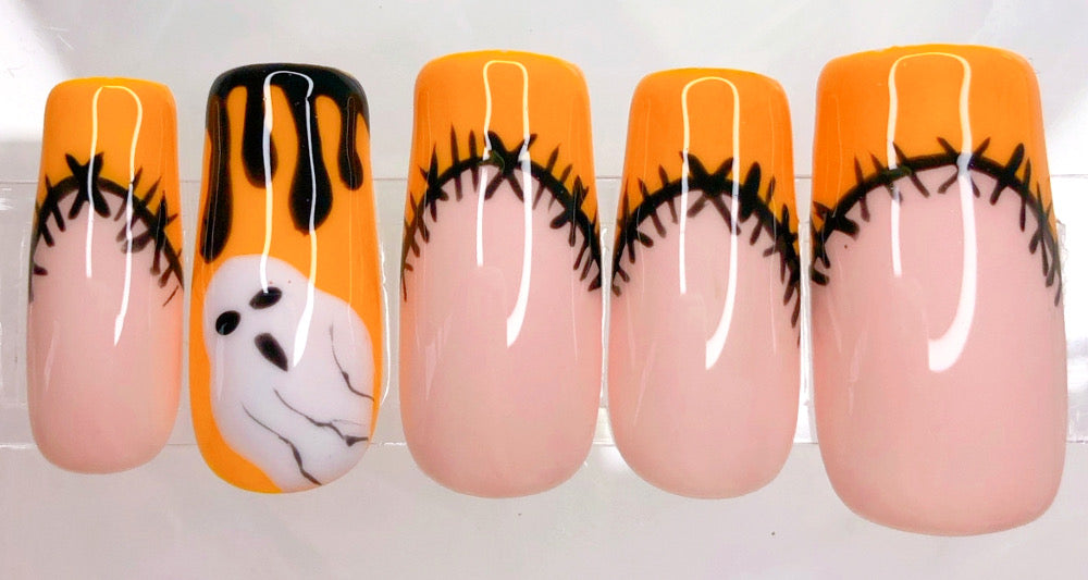 Faux ongles Halloween Boo! orange et nude avec motif fantôme
