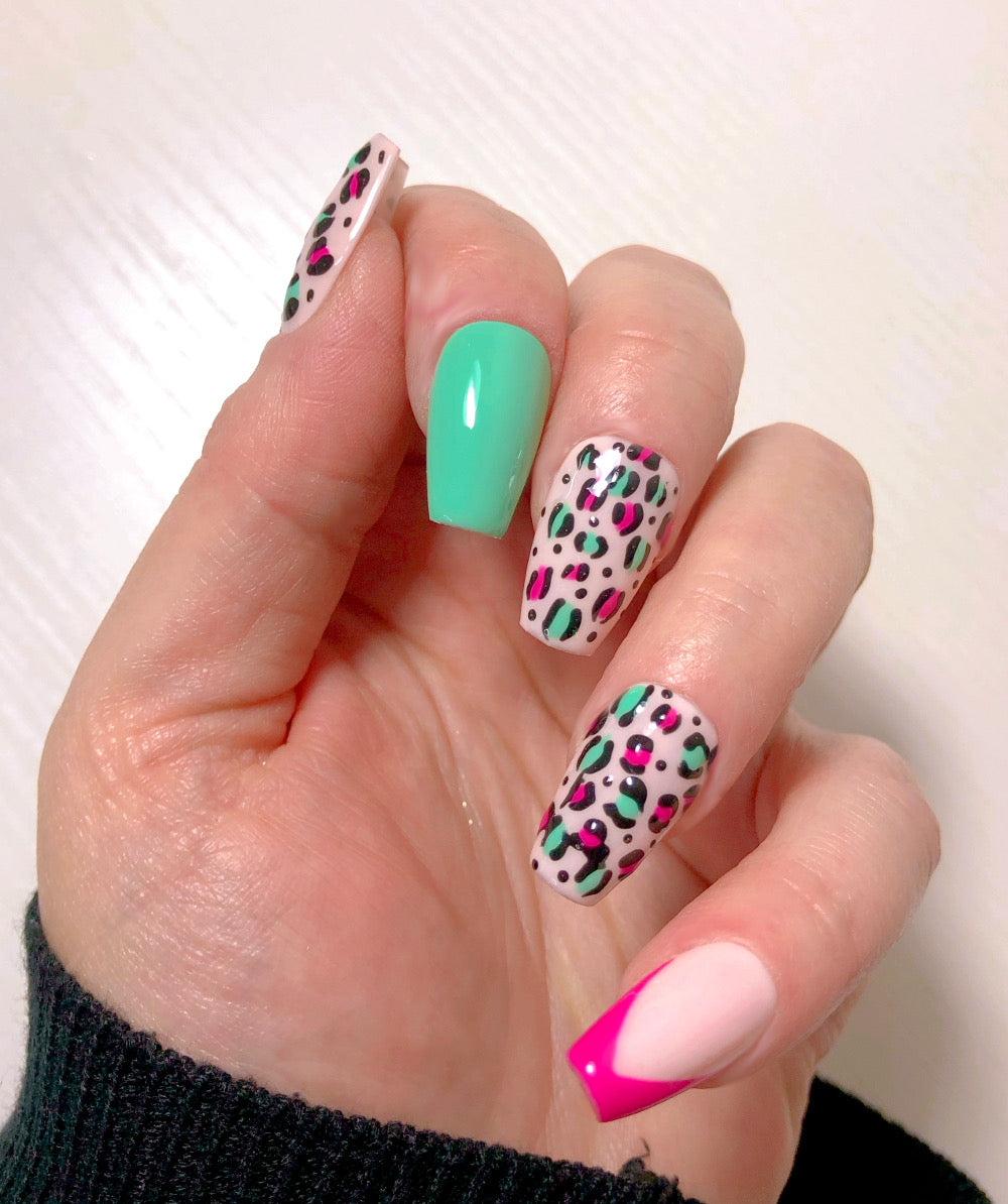 faux-ongles-leopard-french-rose-base-turquoise-2