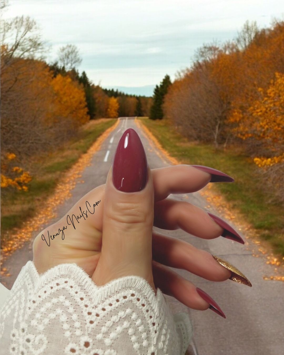 main féminine portant un kit de press on nails de couleur marron glacé, l'annulaire porte une teinte doré scintillante, signé Venuza Nails, tout est peint à la main .