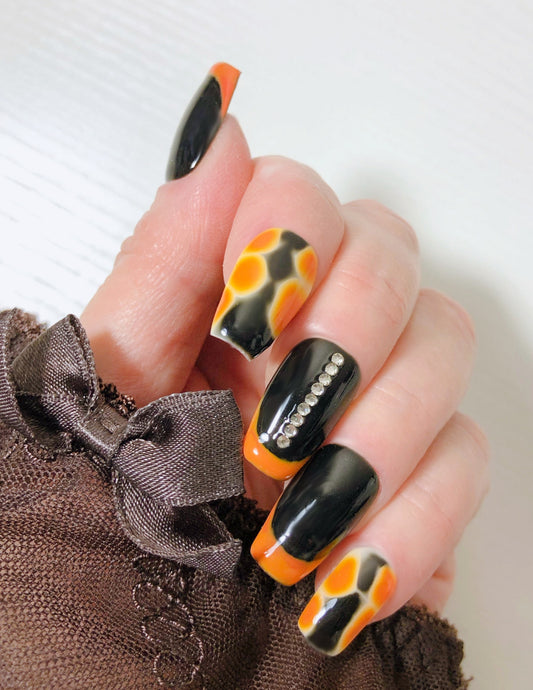 faux-ongles-noir-french-orange-strass-1