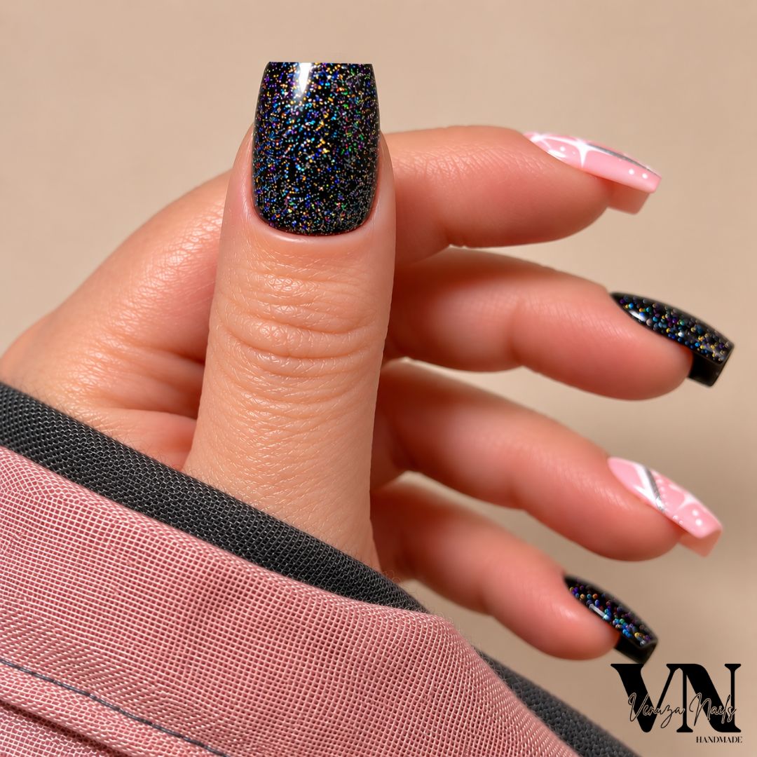 Manucure Starlight sur ongles carrés medium noir pailleté nude argenté et étoiles blanches