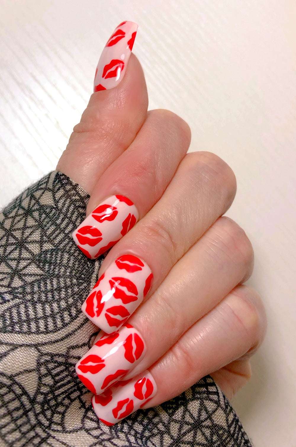 Lipssy Red - Venuza Nails
