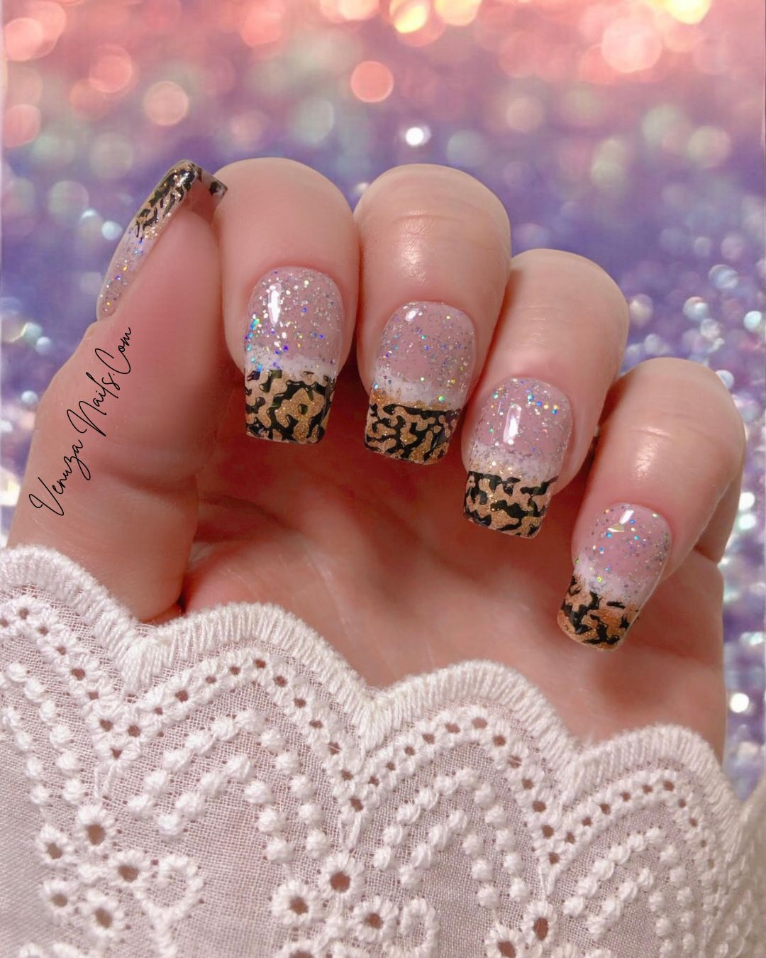 Faux ongles pailletés pour Noël – press-on nails élégants nude, blanc et doré, motif abstrait léopard.