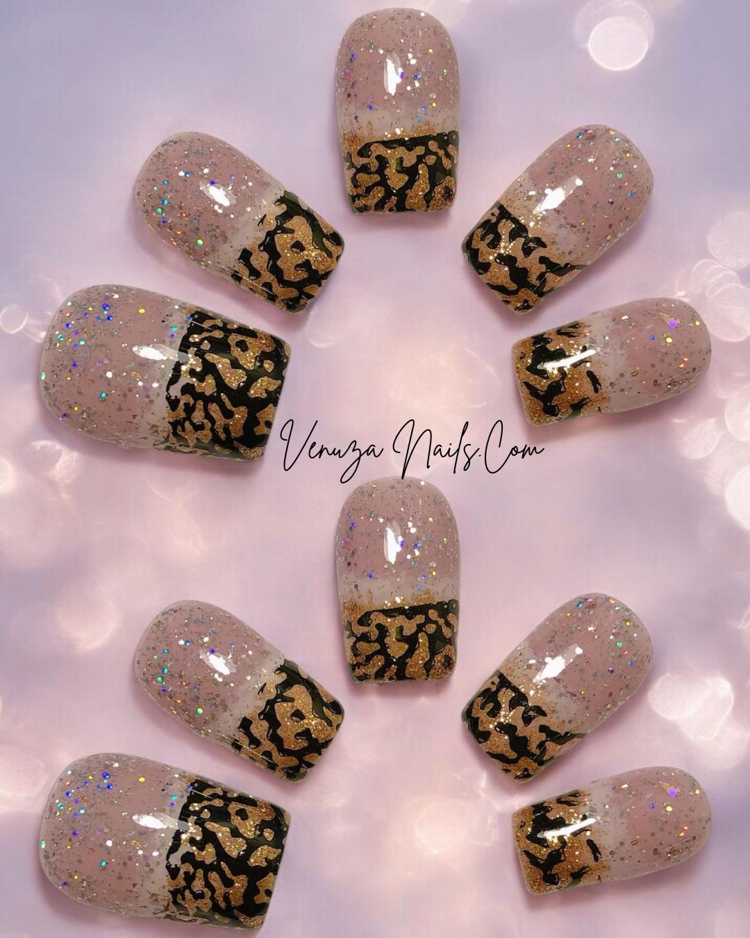 Press-on nails Noël Indomptable – faux ongles nude rosé avec dégradé blanc, paillettes dorées et motif léopard.