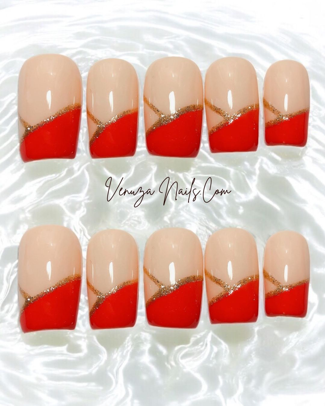 Faux ongles press-on Ruby — design chic avec base nude, French rouge rubis et fine ligne dorée, finition brillante, par Venuza Nails.