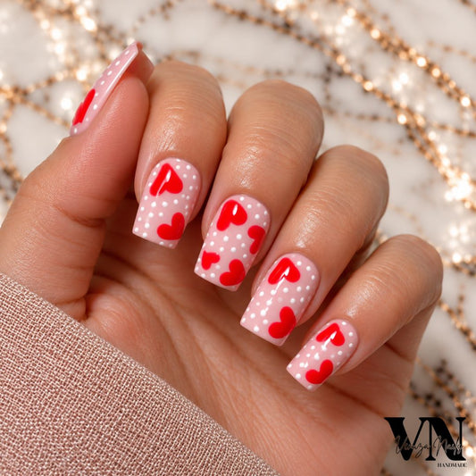 Press-on nails Valentina forme carré vus de profil, base rose, pois blancs et cœurs rouges
