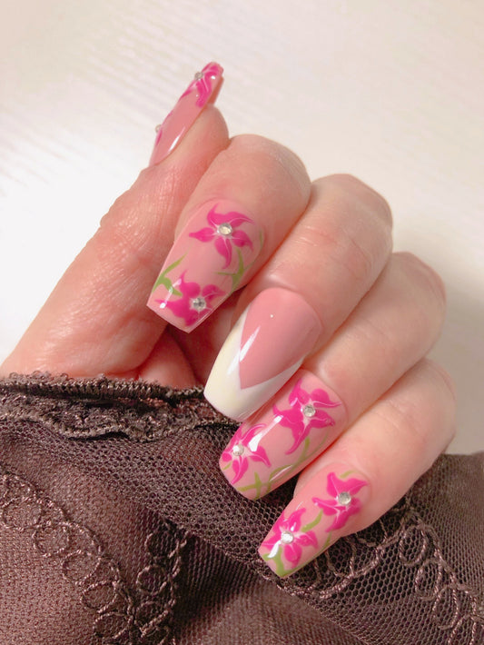faux-ongles-roses-french-pointue-fleurs-roses-strass-1