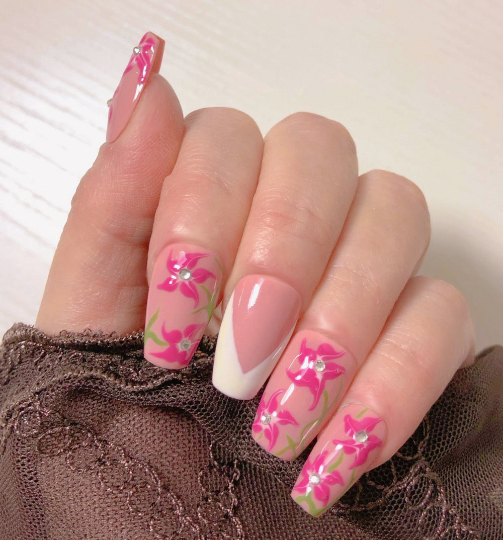 faux-ongles-roses-french-pointue-fleurs-roses-strass-4