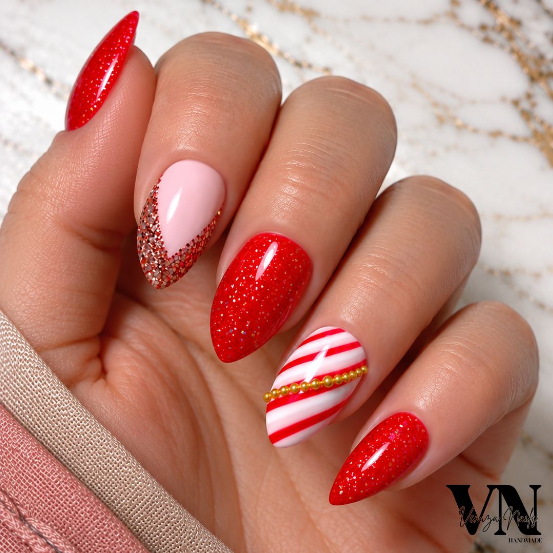 Sweety - Faux Ongles de Noël Rouge Rayure Effet Bonbon Perles Caviar Dorées