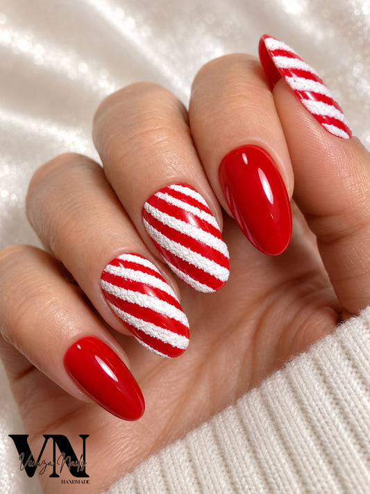 Nail art Noël rouge et blanc inspiration sucre d'orge Candy Cane par Venuza Nails