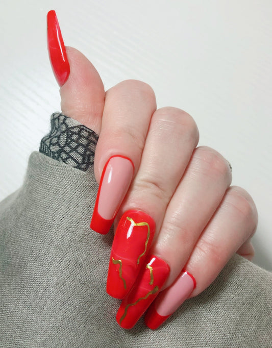 faux-ongles-rouges-french-manucure-rouge-marbre-gold-1