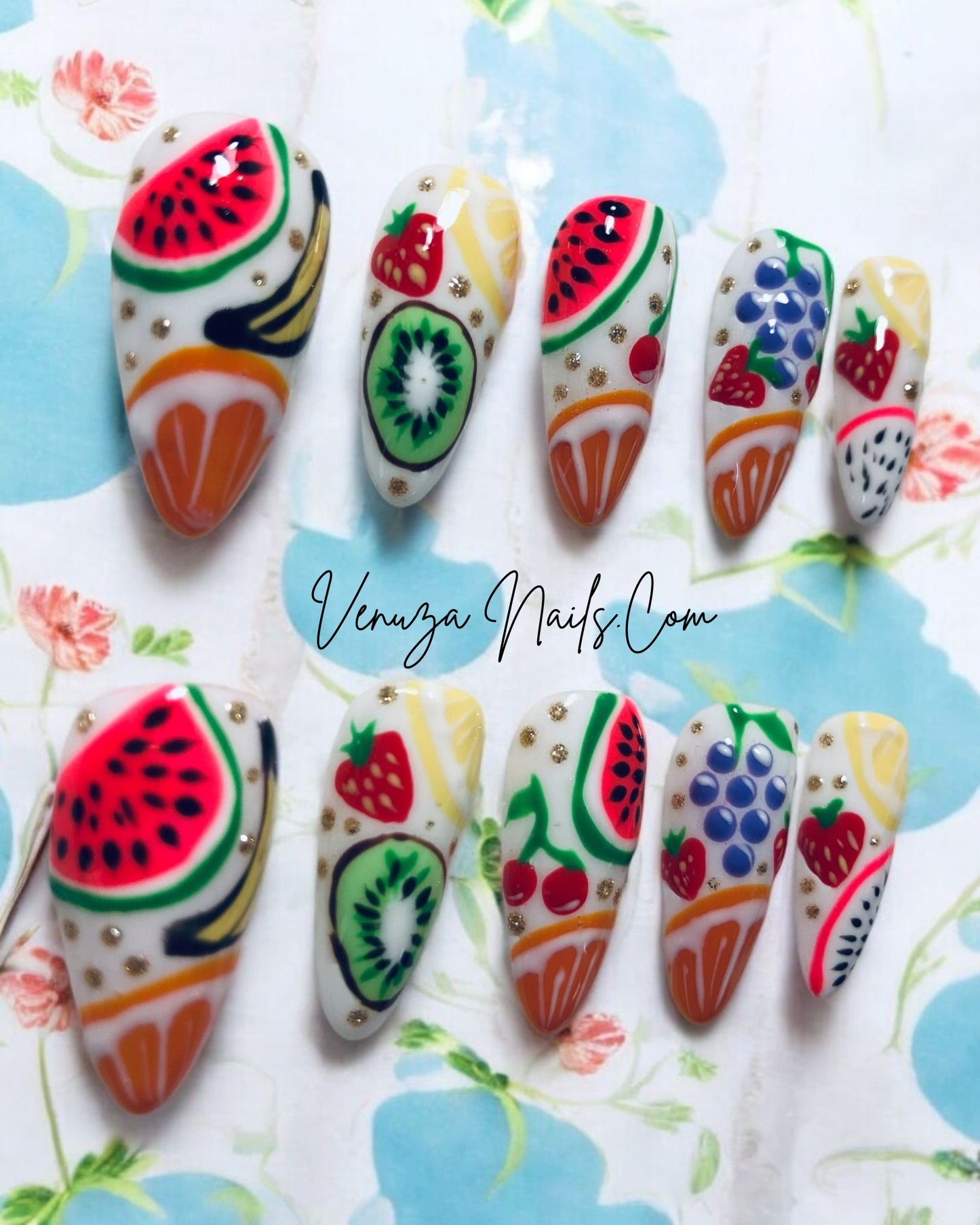 10 ongles press-on, sur une base blanche, un mélange de fruits tels que, bananes, pastèque, orange, fraises, kiwis, citrons, cerises, raisins, et touche dorées
