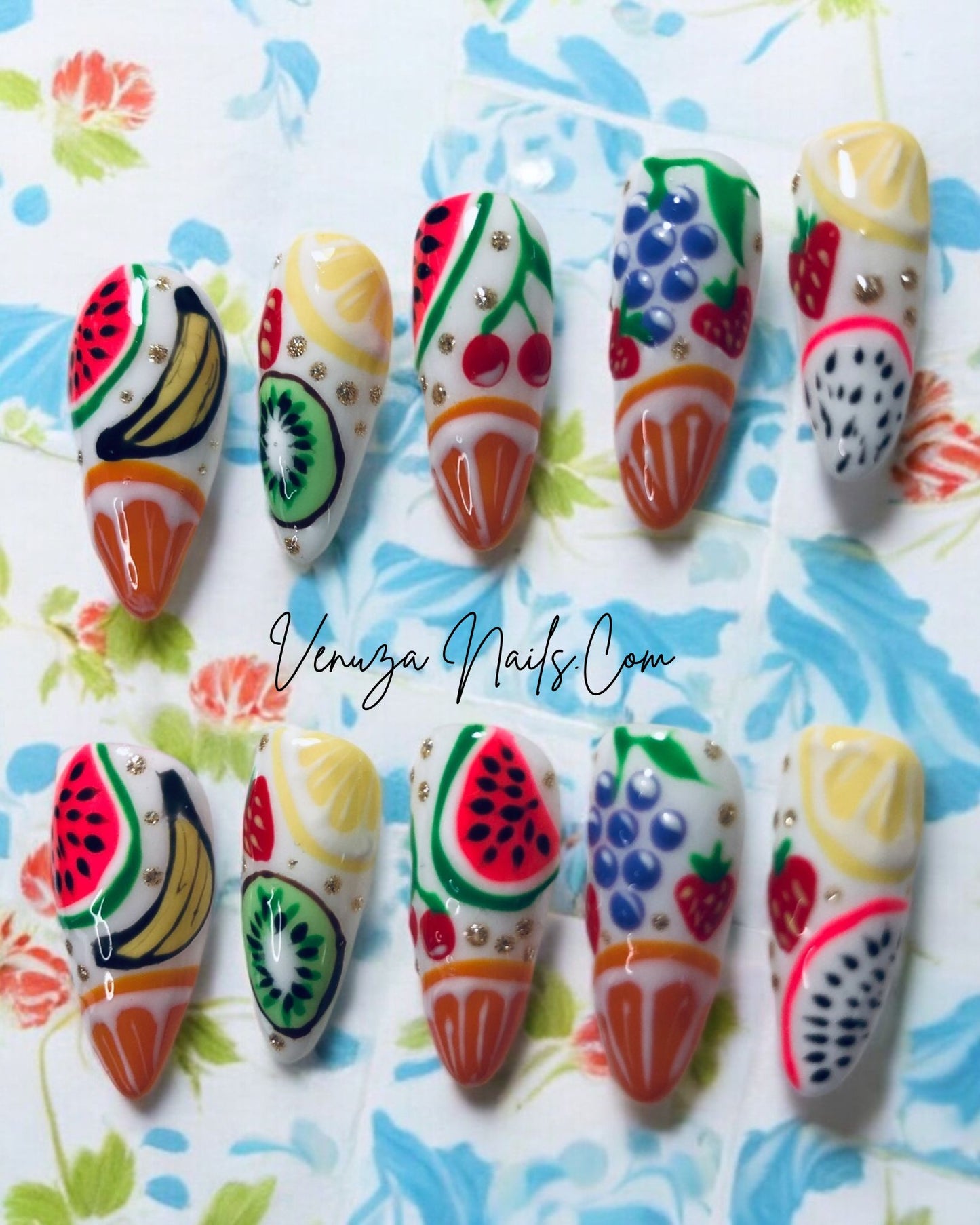 10 ongles press-on, sur une base blanche, un mélange de fruits tels que, bananes, pastèque, orange, fraises, kiwis, citrons, cerises, raisins, et touche dorées