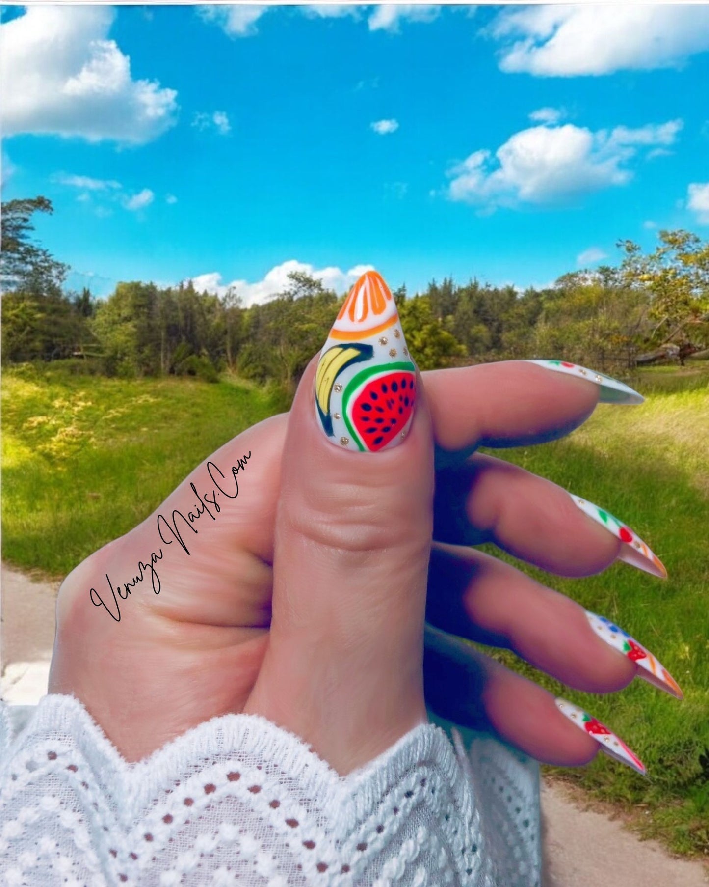 10 ongles press-on, sur une base blanche, un mélange de fruits tels que, bananes, pastèque, orange, fraises, kiwis, citrons, cerises, raisins, et touche dorées