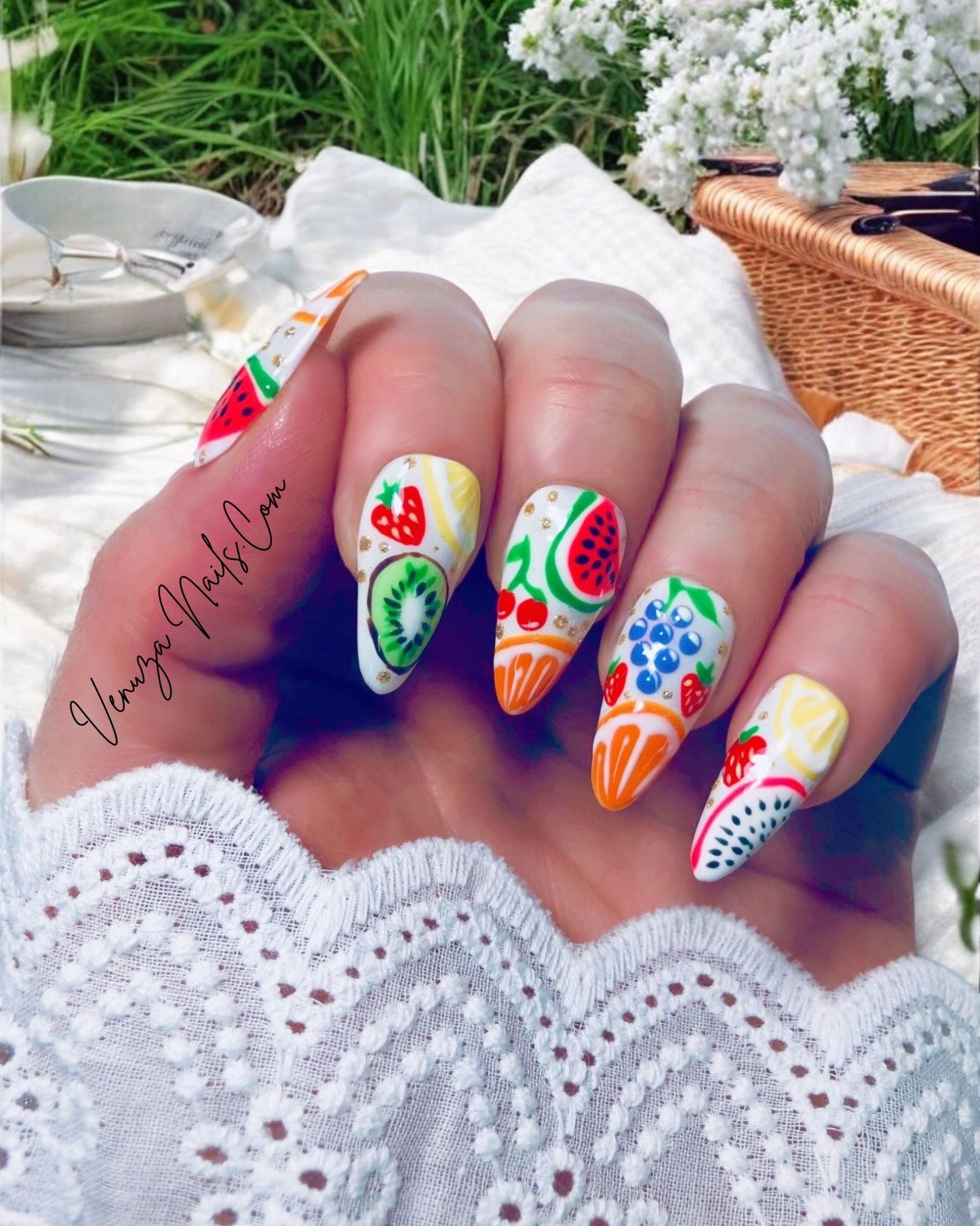10 ongles press-on, sur une base blanche, un mélange de fruits tels que, bananes, pastèque, orange, fraises, kiwis, citrons, cerises, raisins, et touche dorées