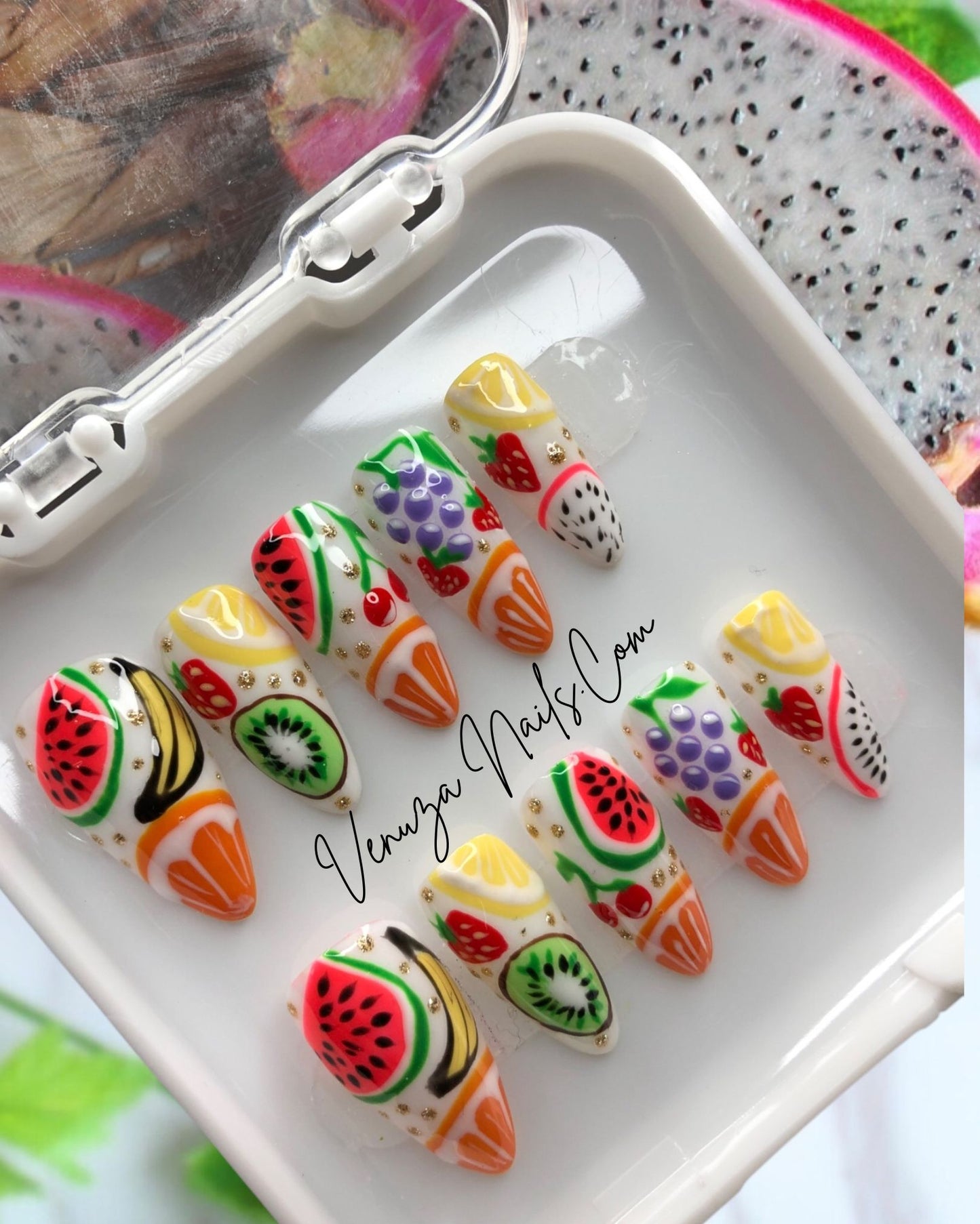 10 ongles press-on, sur une base blanche, un mélange de fruits tels que, bananes, pastèque, orange, fraises, kiwis, citrons, cerises, raisins, et touche dorées