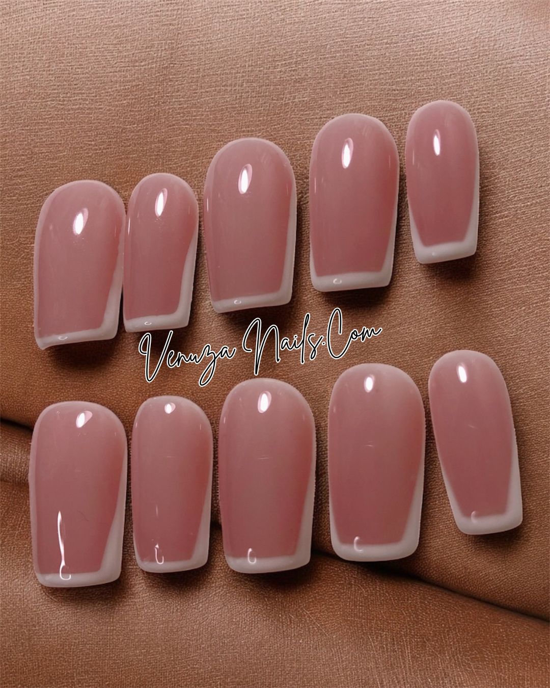 set de dix ongles sur fond cuir marron, french contour en carré medium, french manucure moderne et tres chic