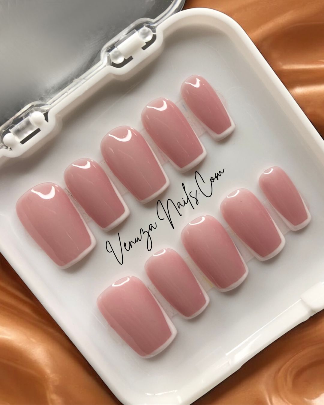 boite blanche contenant un set de dix ongles avec une french contour en carré medium, french manucure moderne et tres chic