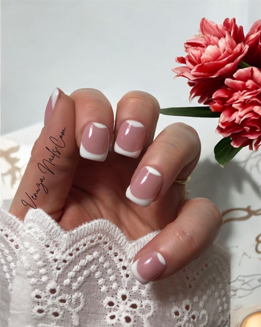 set de dix ongles french manucure en carré court avec lunule, chic et classy