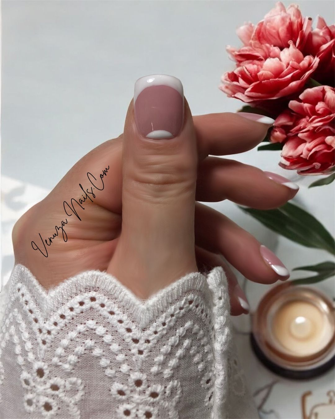 set de dix ongles french manucure en carré court avec lunule, chic et classy