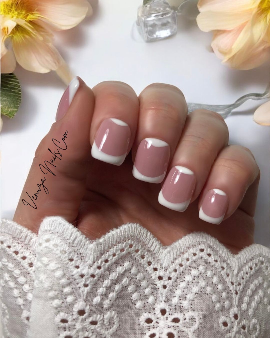 set de dix ongles french manucure en carré court avec lunule, chic et classy