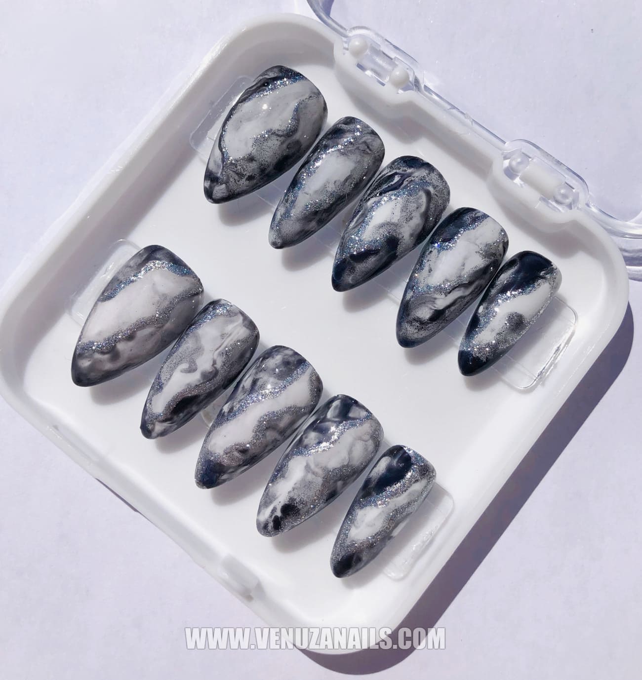 Boîte de faux ongles press-on “Mystic Black” présentée avec 10 ongles marbrés noir, blanc et argent, effet marbre luxueux, prête à poser pour une manucure professionnelle à domicile.