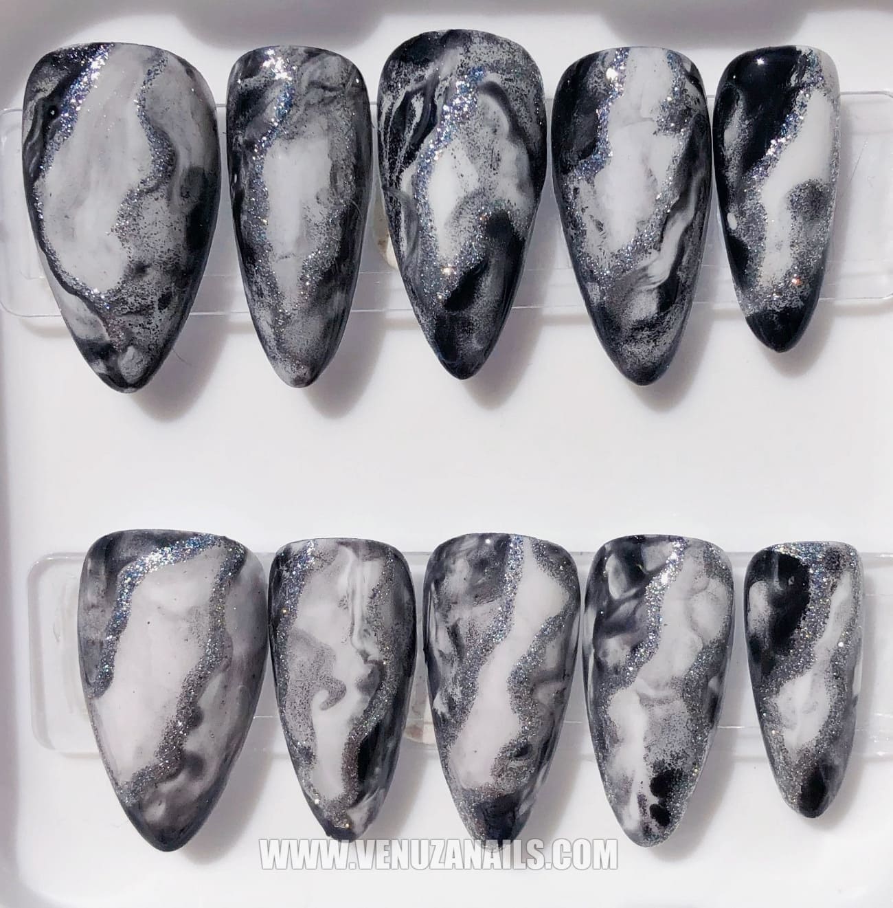 Boîte de faux ongles press-on “Mystic Black” présentée avec 10 ongles marbrés noir, blanc et argent, effet marbre luxueux, prête à poser pour une manucure professionnelle à domicile.
