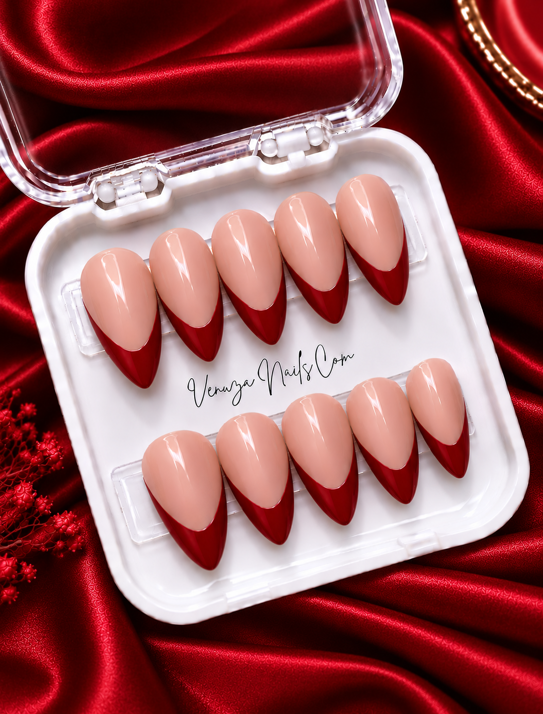Press-on nails forme amande avec base nude et French manucure rouge Venuza Nails