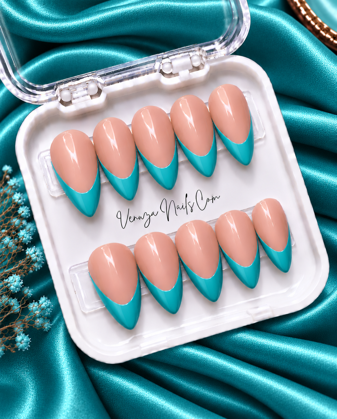 Press-on nails forme amande avec base nude et French manucure turquoise brillante – modèle French Amande Venuza Nails