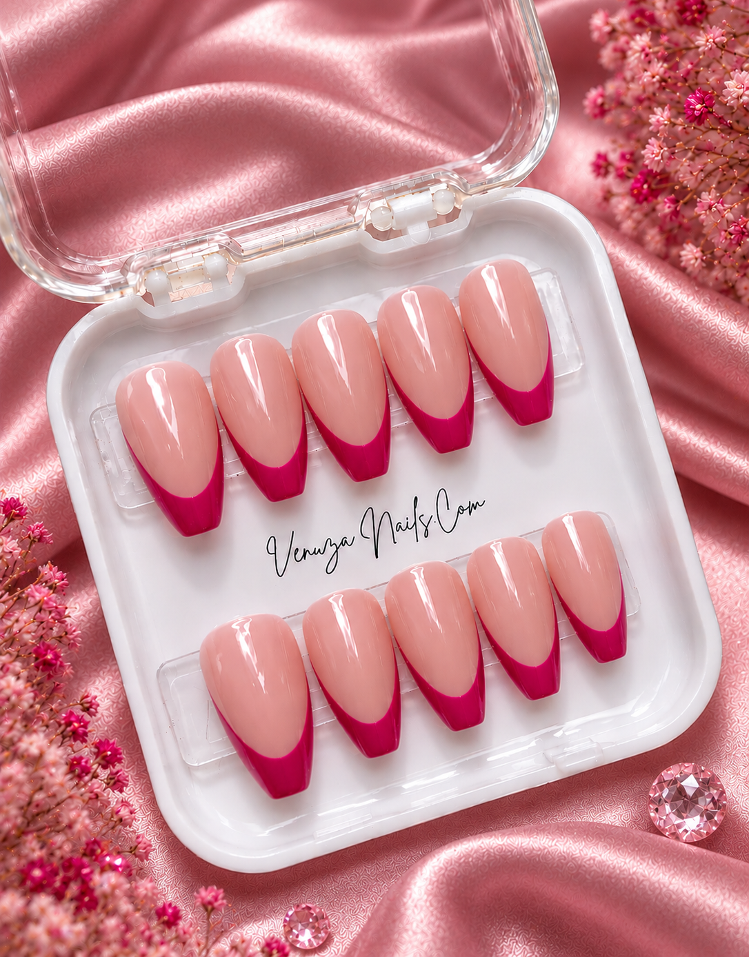 Press-on nails forme coffin avec French manucure brillante, disponibles en fuchsia – Venuza Nails