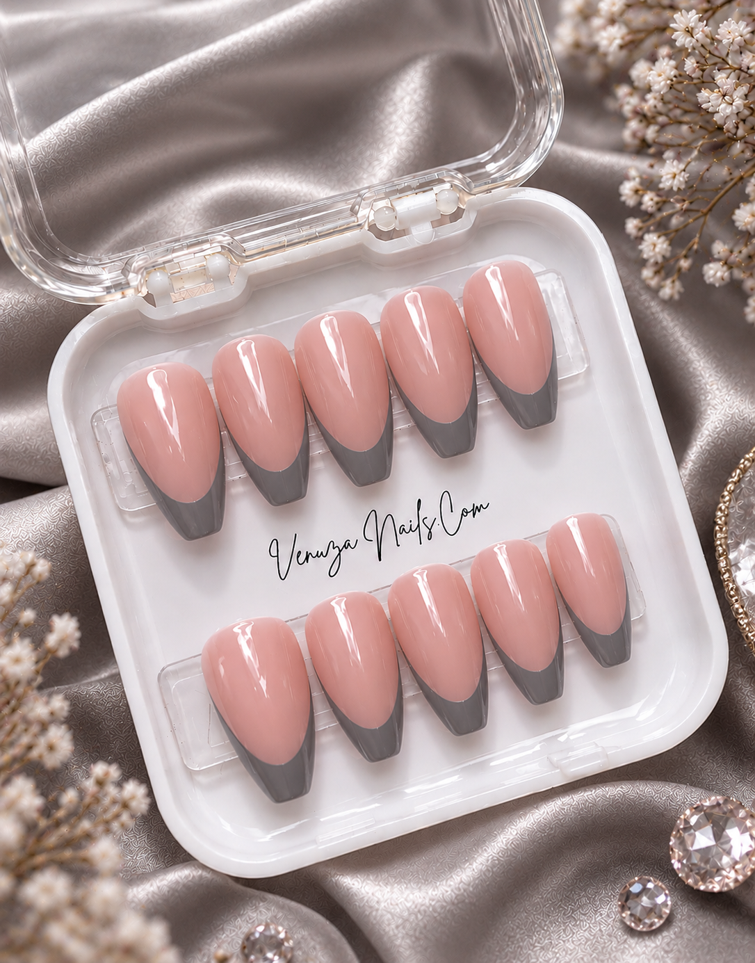 Press-on nails forme coffin avec French manucure brillante, disponibles en gris – Venuza Nails