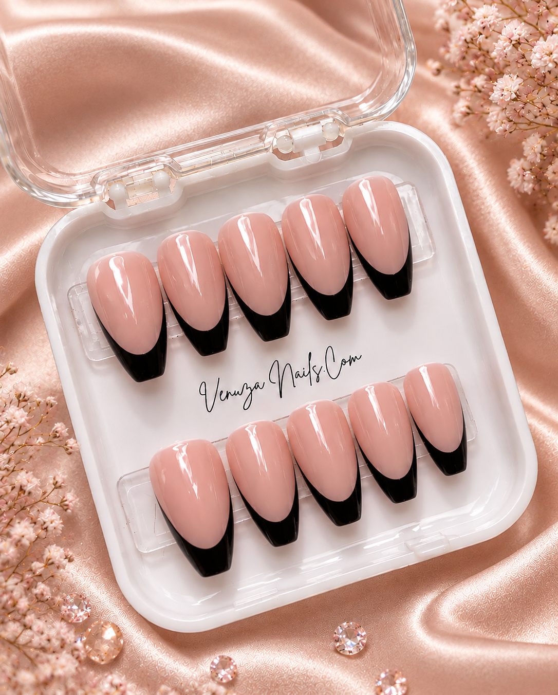 Press-on nails forme coffin avec French manucure brillante, disponibles en noir – Venuza Nails