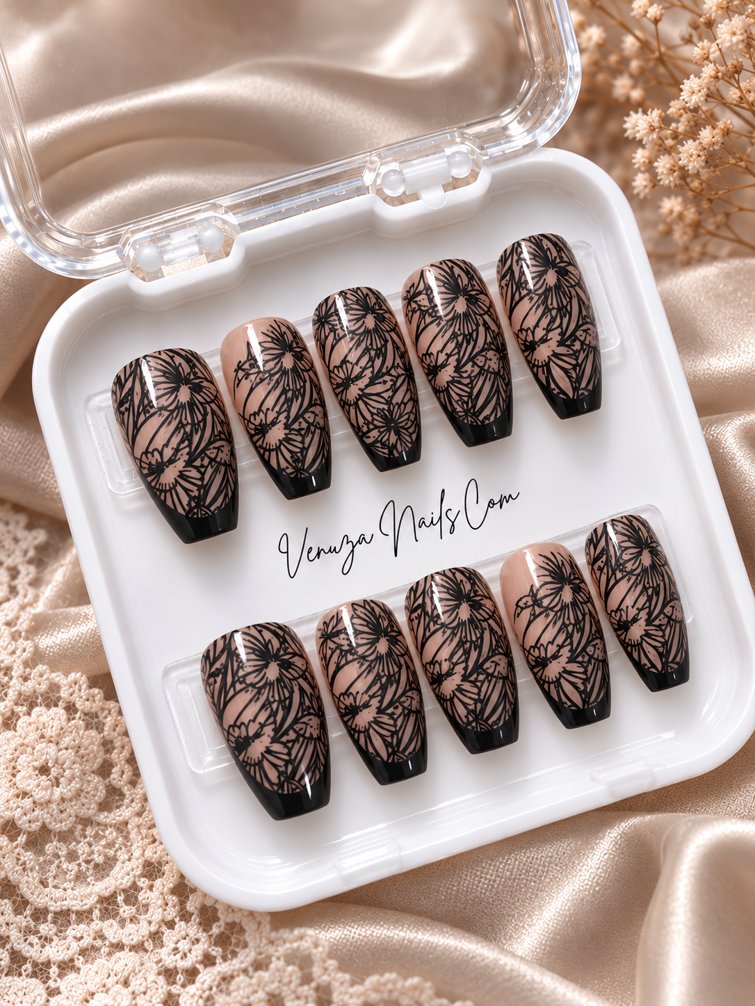 Faux ongles press-on Black Nature nude avec nail art floral noir et french noires brillantes, présentés dans leur boîte Venuza Nails