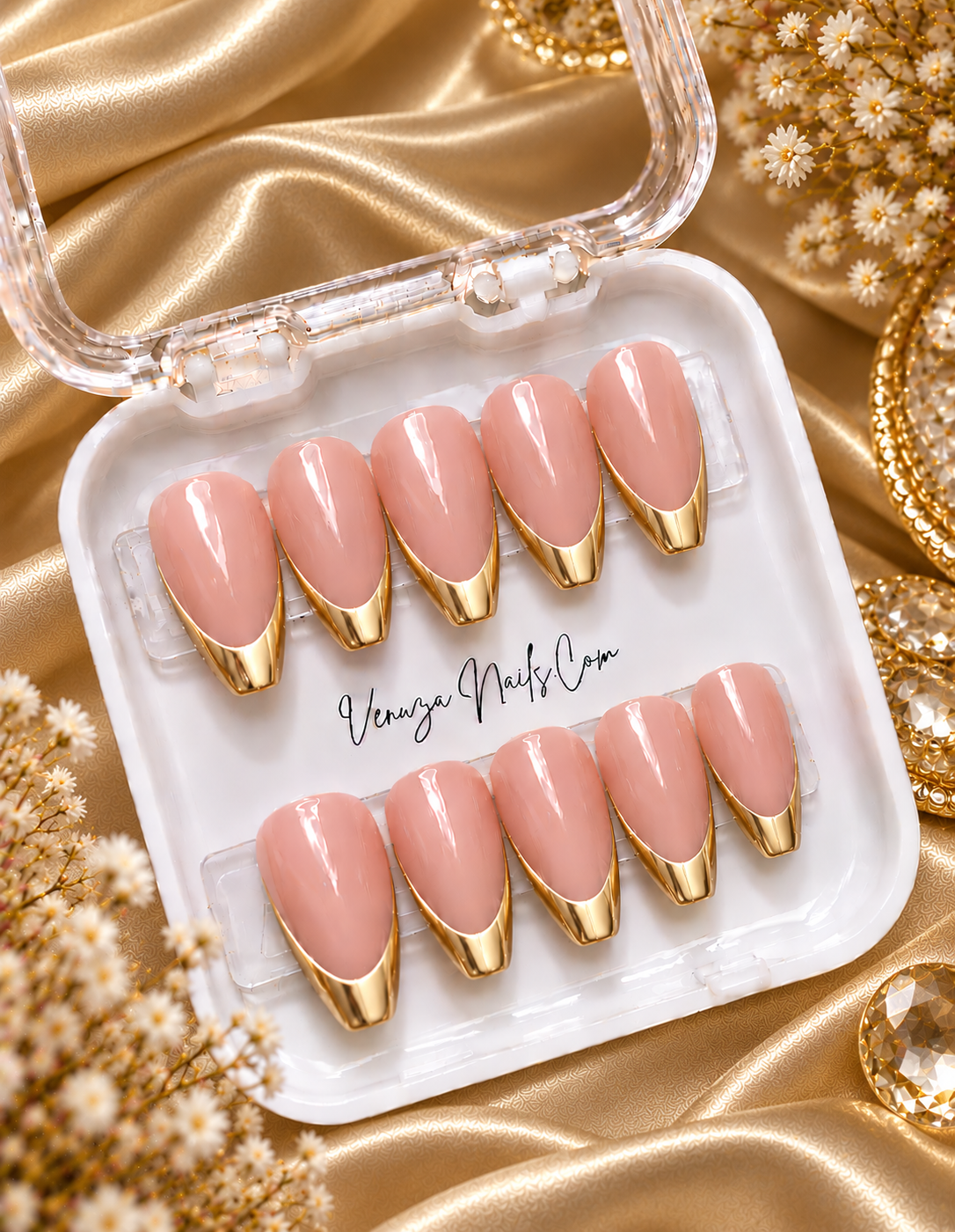 Press-on nails forme coffin avec French manucure brillante, disponibles en or – Venuza Nails
